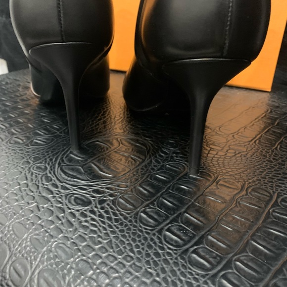Louis Vuitton Cherie bootie black with signature brown LV logo capped pointy toe - Picture 5 of 5